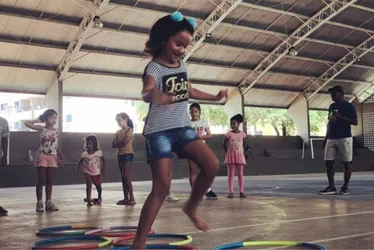 Imagem ilustrativa da imagem Rede Compaz : colônia de férias gratuita com dança, esportes, recreação e cinema