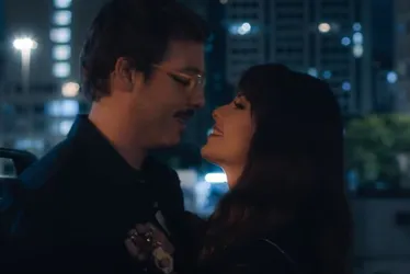 Imagem ilustrativa da imagem Sandy e Fábio Porchat se beijam em novo trailer de comédia romântica
