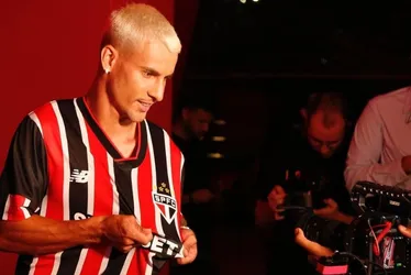 Imagem ilustrativa da imagem São Paulo lança novo uniforme e oficializa casa de apostas como patrocinador máster