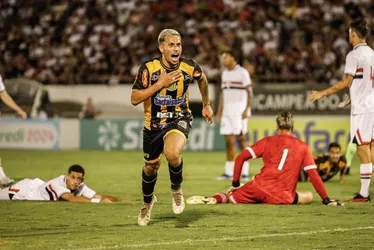 Imagem ilustrativa da imagem São Paulo leva virada amarga com gols de Café e Canela e acaba eliminado da Copinha