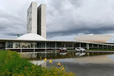 Imagem ilustrativa da imagem Senado quer discutir fim da reeleição para presidente, governador e prefeito