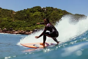 Imagem ilustrativa da imagem Surfista Tainá Hinckel conquista vaga olímpica em Paris