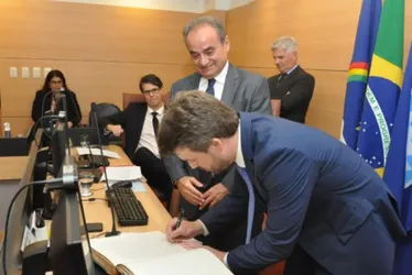 Imagem ilustrativa da imagem TCE-PE emite decisão sobre volta de servidores estaduais que trabalham na PCR