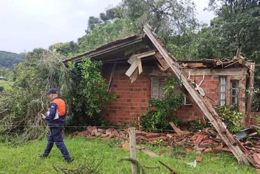 Imagem ilustrativa da imagem Tempestade deixa morto, alaga cidades e causa estragos no RS