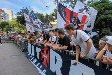 Imagem ilustrativa da imagem Torcida do Vasco se reúne em frente a hotel para receber equipe antes de jogo no ES