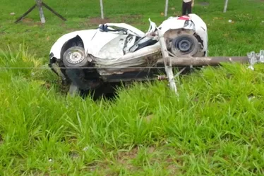Imagem ilustrativa da imagem Três pessoas morrem após carro bater em poste e capotar na BR-101 no ES