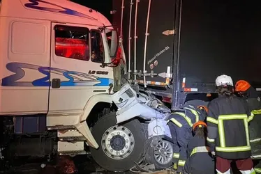 Imagem ilustrativa da imagem Três pessoas morrem após carro ser esmagado por carretas na Dutra, em SP