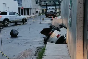 Imagem ilustrativa da imagem VÍDEO | Carro é engolido por cratera na Praia do Morro, em Guarapari