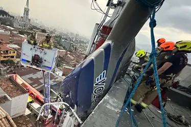 Imagem ilustrativa da imagem VÍDEO | Helicóptero com turistas cai após decolar e fica preso a antena na Colômbia