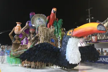 Imagem ilustrativa da imagem Veja como foi a primeira noite de desfiles das escolas de samba no Sambão do Povo