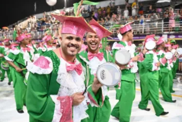 Imagem ilustrativa da imagem Veja como foi a primeira noite de desfiles das escolas de samba no Sambão do Povo
