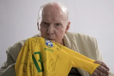 Imagem ilustrativa da imagem Velório de Zagallo acontece com presença de público e personalidades do esporte