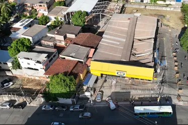 Imagem ilustrativa da imagem Vídeo mostra como telhado de supermercado ficou após desabar em Vila Velha