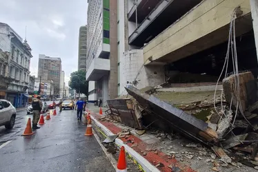 Imagem ilustrativa da imagem Vídeo mostra desabamento de marquise de prédio no Centro de Vitória. Assista