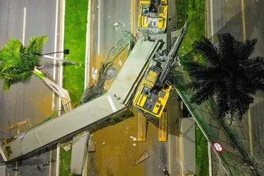 Imagem ilustrativa da imagem Vídeo mostra momento em que carreta derruba passarela na BR-101 em Linhares