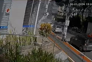 Imagem ilustrativa da imagem Vídeo mostra momento em que carro despenca de garagem em Vila Velha