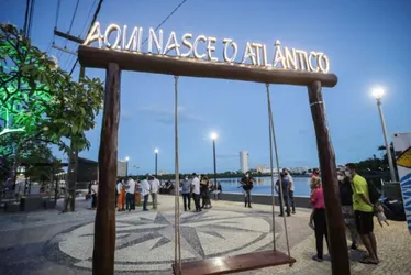 Imagem ilustrativa da imagem Visual do carnaval do Recife evoca um mergulho no mar, no mangue e na folia