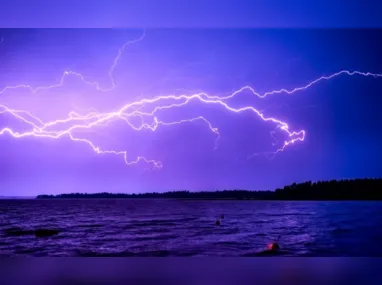 Imagem ilustrativa da imagem Oito banhistas são atingidos por raios em Praia Grande, uma mulher morreu