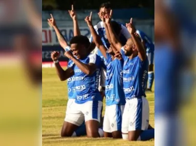 O lateral-direito Foguete está se destacando com a camisa Alvianil