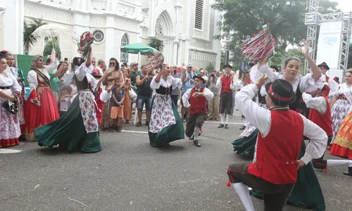 
          Imagem ilustrativa da imagem 150 anos da imigração: emoção em missa com coro de 100 vozes
          