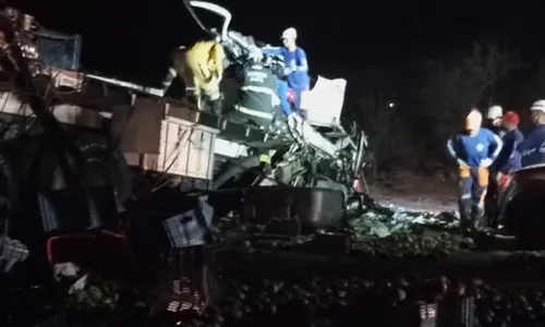 
          Imagem ilustrativa da imagem Acidente na Bahia matou mulher grávida, namorado e mais três da mesma família
          