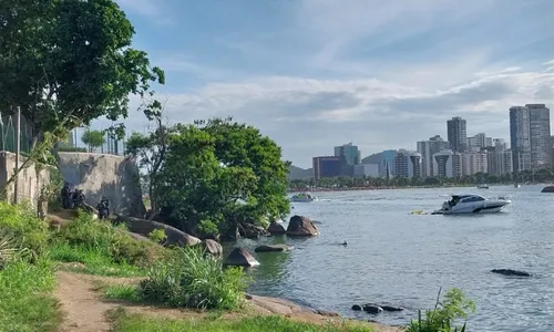 
          Imagem ilustrativa da imagem Adolescente é morto a tiros em praia na Ilha do Frade
          