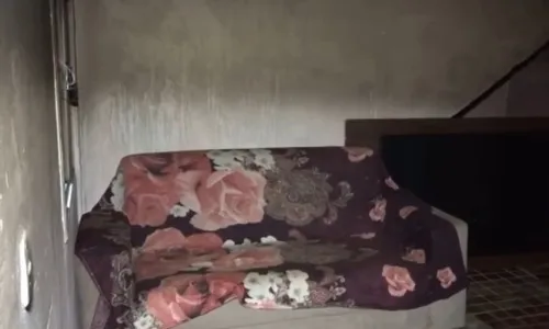 
          Imagem ilustrativa da imagem Adolescente tranca namorada e coloca fogo na casa por ciúmes na Serra
          