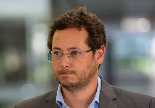 
          Imagem ilustrativa da imagem Advogado de Bolsonaro nega fuga e diz que nenhum computador foi encontrado
          