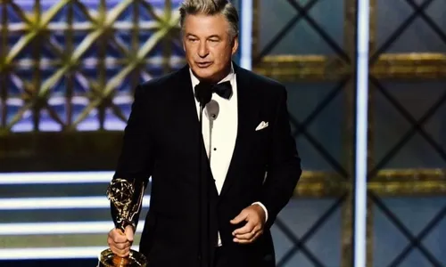 
          Imagem ilustrativa da imagem Alec Baldwin enfrenta novas acusações por acidente no set de 'Rust'; entenda
          