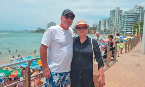 
          Imagem ilustrativa da imagem Alegria e sufoco: Histórias de quem já passou 50 verões em Guarapari
          