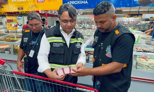 
          Imagem ilustrativa da imagem Alimentos vencidos e mofados são apreendidos em supermercados na Grande Vitória
          