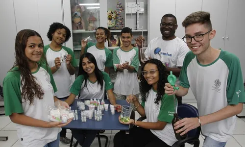 
          Imagem ilustrativa da imagem Alunos aprendem a fazer perfume, hidratante e sabão
          