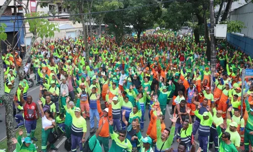 
          Imagem ilustrativa da imagem Após protesto, garis decidem nesta terça-feira se voltam ao trabalho no ES
          