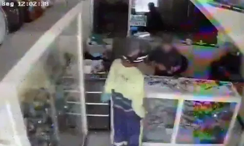 
          Imagem ilustrativa da imagem Assaltante uniformizado rouba mais de R$ 35 mil em relojoaria do ES
          