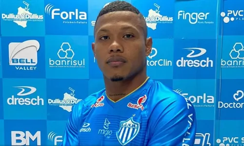 
          Imagem ilustrativa da imagem Atacante sabe de morte do pai no estádio, pede para jogar e faz gol
          