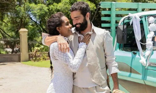 
          Imagem ilustrativa da imagem Atores Humberto Carrão e Duda Santos são flagrados aos beijos, mas negam romance
          