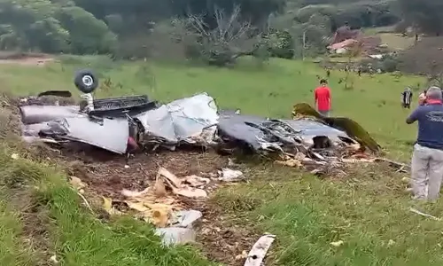 
          Imagem ilustrativa da imagem Avião cai e deixa 3 mortos e 2 desaparecidos no interior de Minas Gerais
          