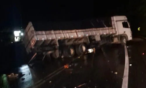 
          Imagem ilustrativa da imagem BR-101 é totalmente interditada após acidente com carreta no ES
          