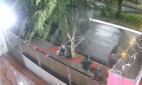 
          Imagem ilustrativa da imagem Bandidos cortam cerca elétrica e invadem clínica de fisioterapia na Praia do Canto
          