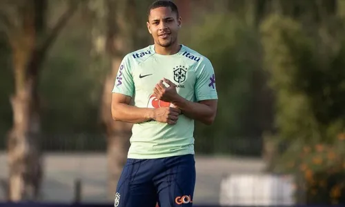 
          Imagem ilustrativa da imagem Barcelona anuncia a chegada do brasileiro Vitor Roque como presente de Natal
          