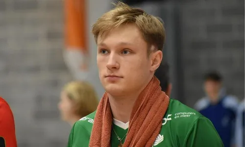 
          Imagem ilustrativa da imagem Belga sofre ataque cardíaco durante jogo de vôlei pela segunda vez em dois anos
          