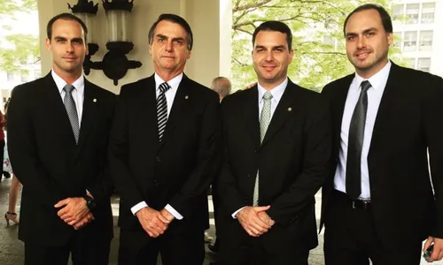 
          Imagem ilustrativa da imagem Bolsonaro e filhos saíram de lancha em Angra, e PF encontrou casa vazia
          