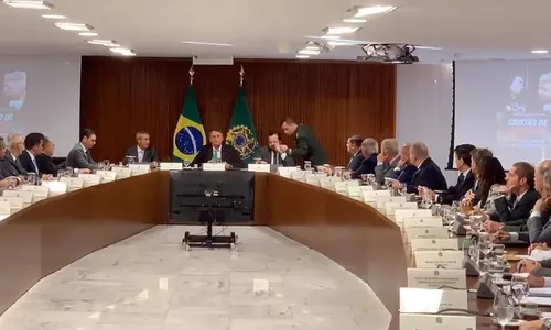 
          Imagem ilustrativa da imagem Bolsonaro em reunião ordenou que ministros repetissem dados falsos sobre urnas
          