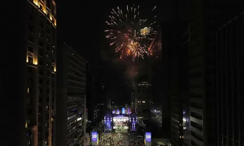 
          Imagem ilustrativa da imagem Brasileiros comemoram a chegada de 2024 com shows, festa e queima de fogos
          