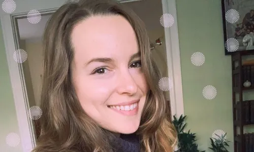 
          Imagem ilustrativa da imagem Bridgit Mendler, ex-estrela da Disney, se torna CEO de empresa espacial
          
