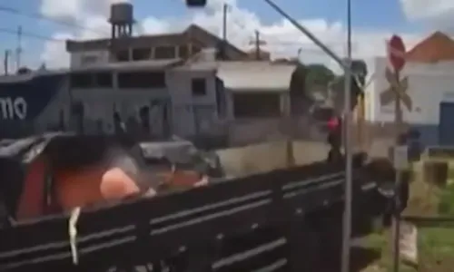 
          Imagem ilustrativa da imagem Caminhão ultrapassa sinal vermelho e é partido ao meio por trem; veja vídeo
          
