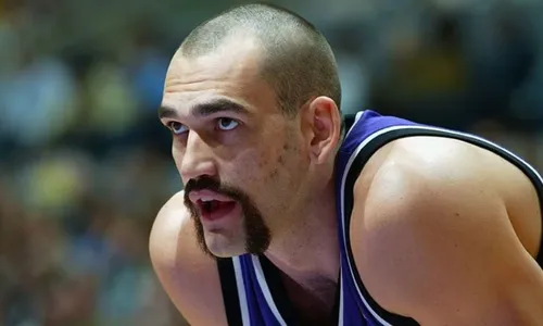 
          Imagem ilustrativa da imagem Campeão da NBA é internado à espera de transplante de coração grande
          