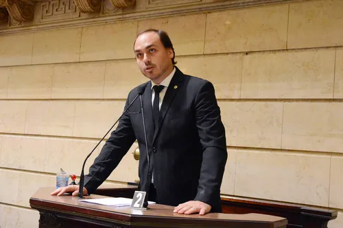 
          Imagem ilustrativa da imagem Carlos Bolsonaro é alvo da PF em nova fase de operação sobre uso ilegal da Abin
          