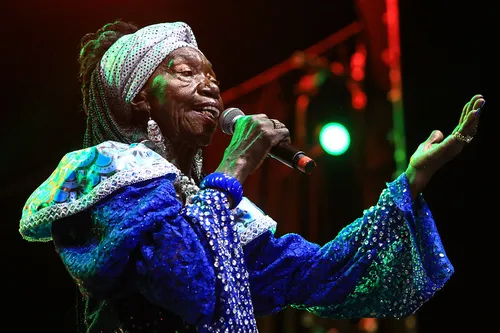 
          Imagem ilustrativa da imagem Carnaval oficial do Recife chega ao fim com milhares no Marco Zero até o amanhecer
          
