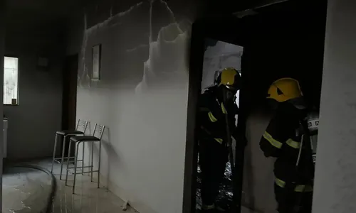 
          Imagem ilustrativa da imagem Carregador de celular pega fogo e incendeia quarto de casa no Tocantins
          